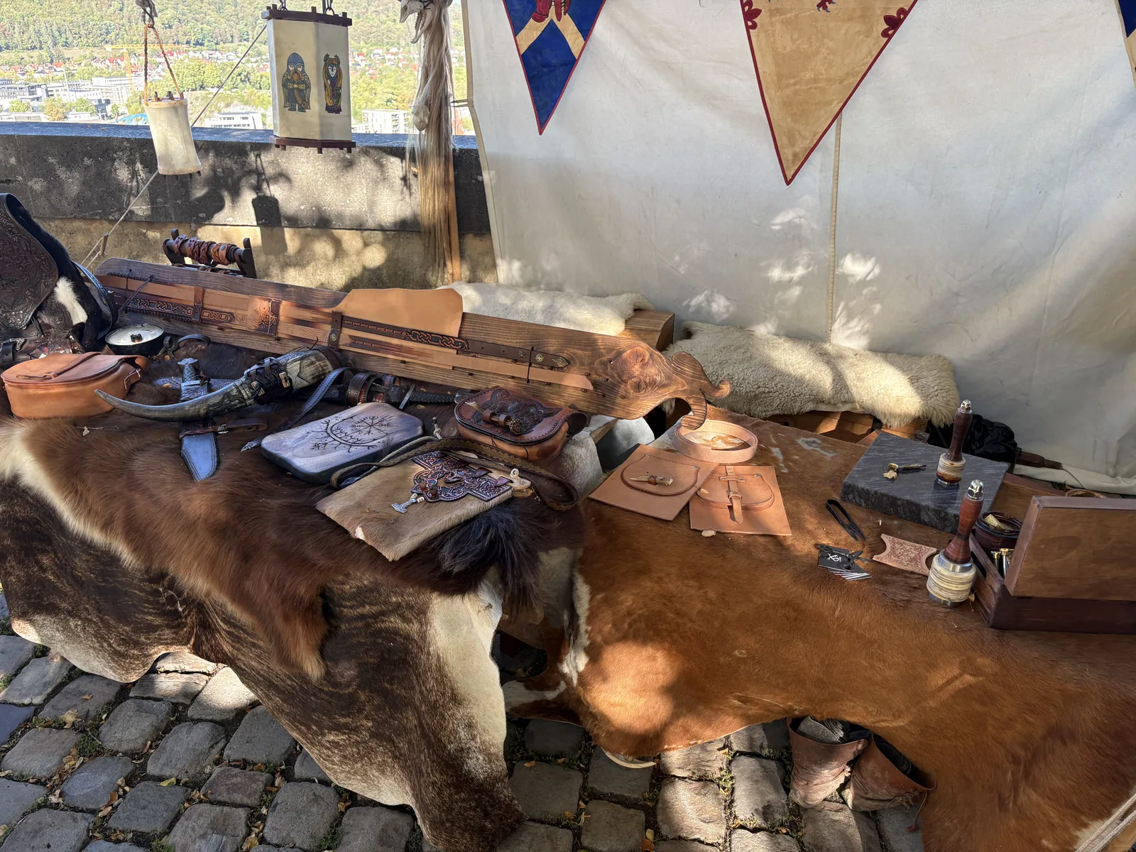 Werktisch auf Rinderfell mit Taschen, Zuschnitten, Punzierwerkzeug und Marmorplatte